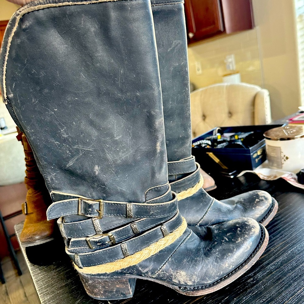 Free Bird distressed boot - Picture 1 of 6